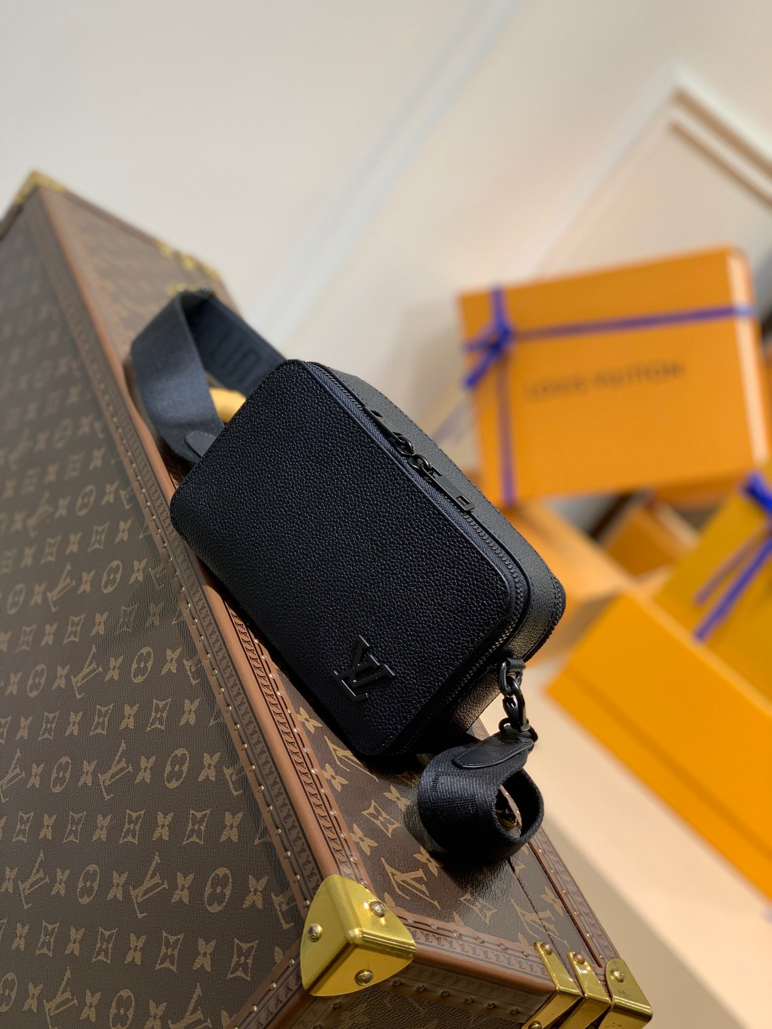 LV ALPHA WEARABLE WALLET M59161